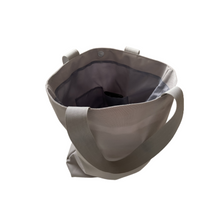 Indlæs billede til gallerivisning Åben lysegrå tote bag med mørkegråt logo. Den har magnetlås og indvendige lommer.