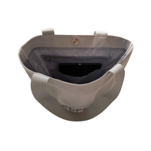 Indlæs billede til gallerivisning Åben lysegrå tote bag med mørkegråt logo. Den har magnetlås og indvendige lommer.