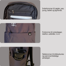 Indlæs billede til gallerivisning Miljøvenlig grå rygsæk af genanvendt plastik. Den har inderlommer, sidelommer og forlommer til alle dine ting.