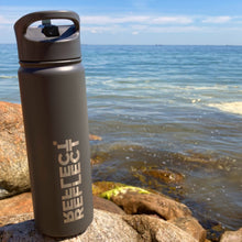 Indlæs billede til gallerivisning Grå termodrikkedunk af rustfri stål. Den har et smart sugerør, der let kan lukkes og åbnes. Drikkedunken har plads til 700 ml eller 0,7L.