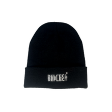 Indlæs billede til gallerivisning Sort beanie hue med hvidt logo på forsiden. Den er lavet til kvinder og mænd. Huen er bæredygtig, da den består af 50 % genbrugsplast og 50 % akryl.