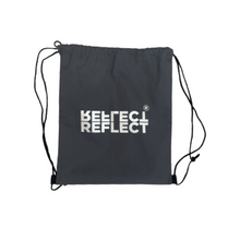 Indlæs billede til gallerivisning Bæredygtig grå gymnastikpose af 100 % genanvendt plastik med lysegråt logo. Passer til både børn og voksne.