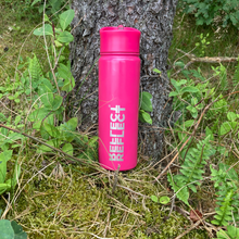 Indlæs billede til gallerivisning Lyserød termodrikkedunk af rustfri stål. Den har et smart sugerør, der let kan lukkes og åbnes. Drikkedunken har plads til 700 ml.