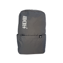 Indlæs billede til gallerivisning Miljøvenlig grå rygsæk af genanvendt plastik til kvinder, mænd og børn. Fungerer perfekt som skoletaske og studietaske.