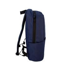 Indlæs billede til gallerivisning Bæredygtig blå rygsæk af 100 % genbrugsplast. Den passer til kvinder, mænd og børn. Fungerer perfekt som skoletaske og studietaske.