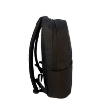 Indlæs billede til gallerivisning Bæredygtig sort rygsæk af 100 % genbrugsplast. Den passer til kvinder, mænd og børn. Fungerer perfekt som skoletaske og studietaske.