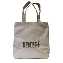 Indlæs billede til gallerivisning Lysegrå tote shopping bag med mørkegråt logo af genbrugsplast. Perfekt som indkøbsnet eller skuldertaske.