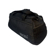 Indlæs billede til gallerivisning Sort sports bag med gråt logo. Den er beregnet til kvinder og mænd, og dens tekstil er lavet af 100 % genbrugsplast.