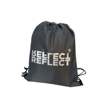 Indlæs billede til gallerivisning Miljøvenlig grå gymnastikpose af 100 % genanvendt plastik med lysegråt logo. Billig gymnastikpose.