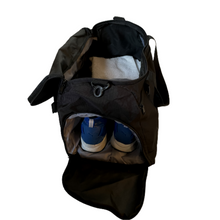 Indlæs billede til gallerivisning Åben sort idrætstaske med gråt logo. Den har inderlommer, yderlommer, herunder et rum til sko. Perfekt til træning og sport.