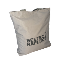 Indlæs billede til gallerivisning Grå tote bag med mørkegråt logo. Taskens tekstil er lavet af 100 % genbrugsplast.