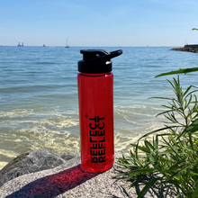 Indlæs billede til gallerivisning Rød drikkedunk af genbrugsplast. Den har et flip-top låg, der let kan lukkes og åbnes. Den miljøvenlige vandflaske har plads til 700 ml.