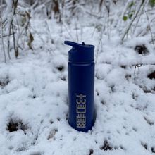 Indlæs billede til gallerivisning Blå termodrikkedunk af rustfri stål. Den har et smart sugerør, der let kan lukkes og åbnes. Drikkedunken har plads til 700 ml. eller 0,7L.