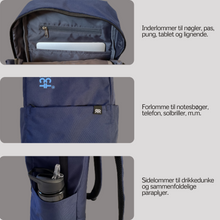 Indlæs billede til gallerivisning Miljøvenlig blå rygsæk af genanvendt plastik. Den har inderlommer, sidelommer og forlommer til alle dine ting.