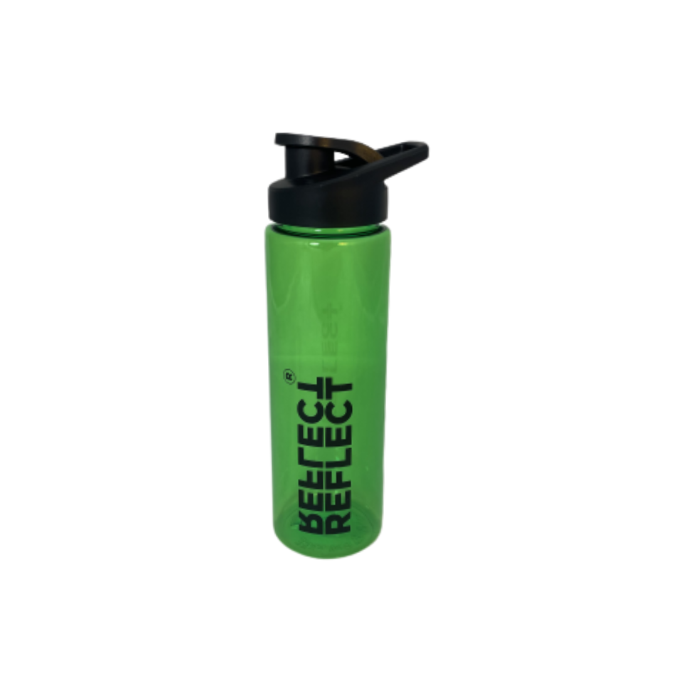 Grøn vandflaske af 100 % genbrugsplast med et lukket flip-top låg. Den miljøvenlige drikkedunk har plads til 700 ml. væske.