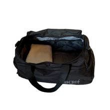 Indlæs billede til gallerivisning Åben sort sports taske med gråt logo. Den har inderlommer, yderlommer og et rum til sko.
